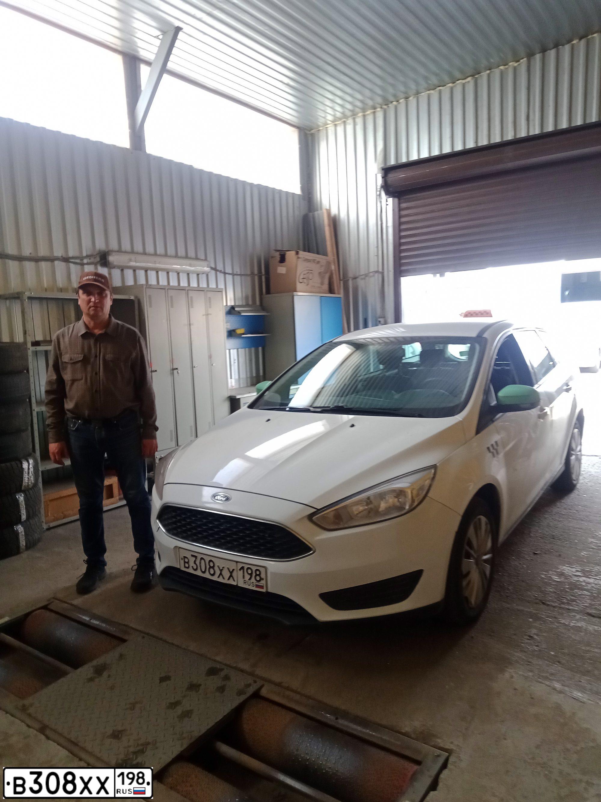 Фото автомобиля FORD FOCUS, 2018 — госномер А050АА147. Цвет: Белый