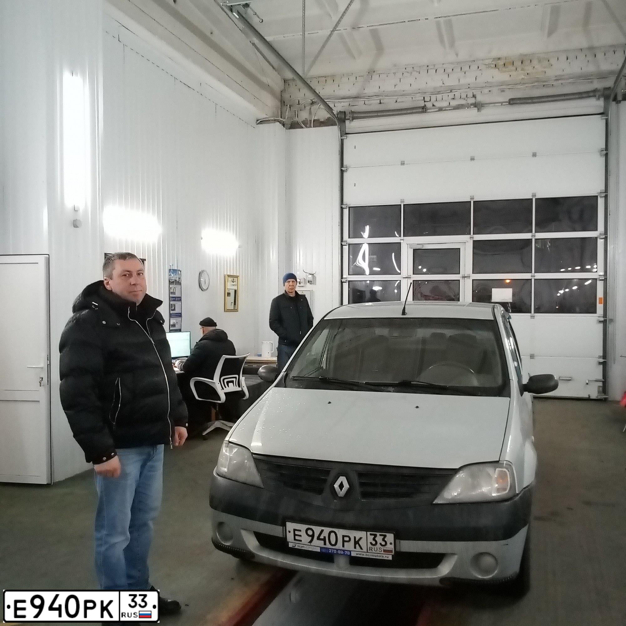Фото автомобиля RENAULT LOGAN, 2008 — госномер Е940РК33. Цвет: СЕРЫЙ
