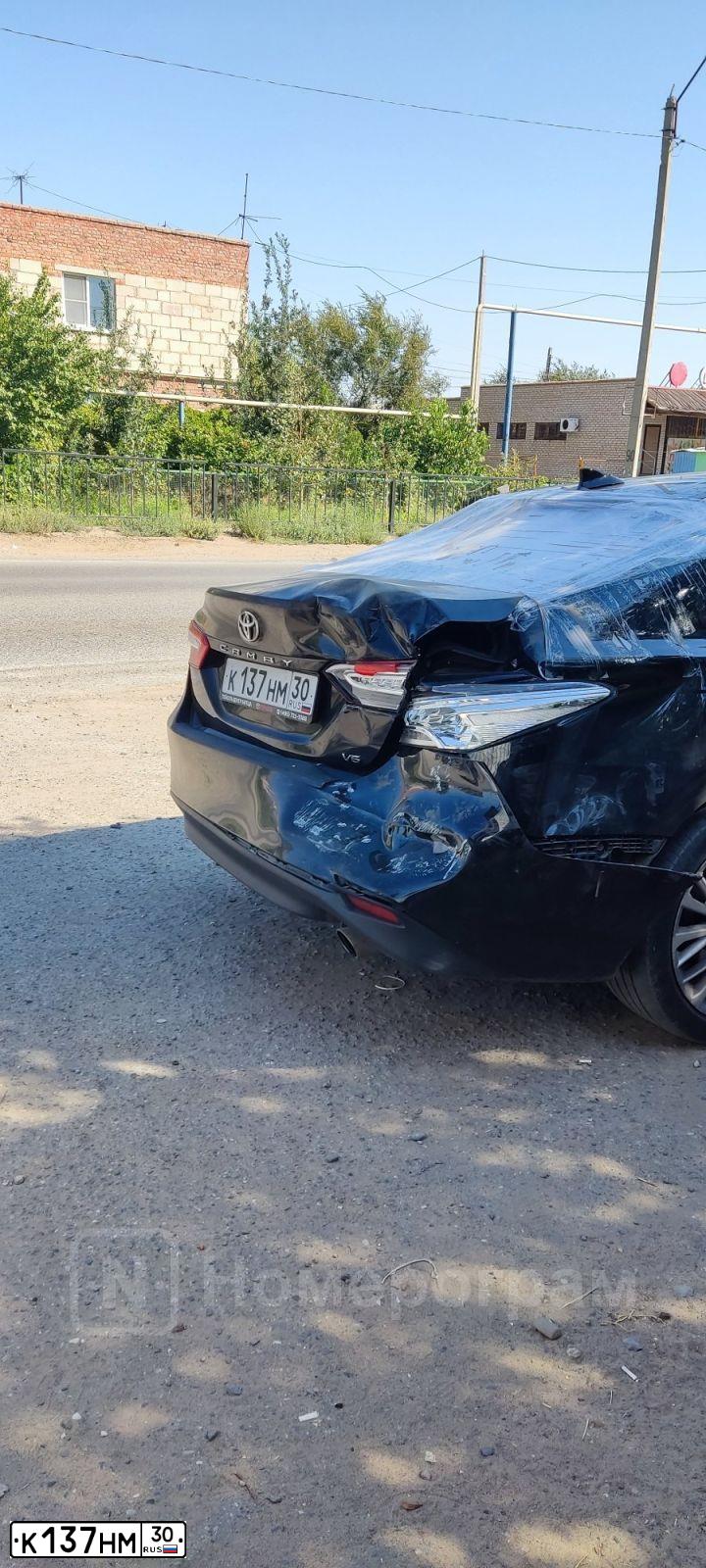 Фото автомобиля TOYOTA CAMRY, 2018 — госномер К137НМ30. Цвет: ЧЕРНЫЙ МЕТАЛЛИК