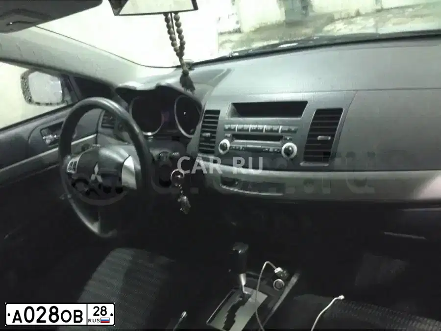 Фото автомобиля MITSUBISHI LANCER, 2011 — госномер В525СР28. Цвет: СЕРЕБРИСТЫЙ
