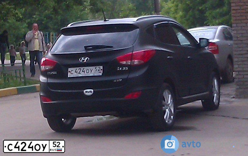 Фото автомобиля HYUNDAI SANTA FE, 2013 — госномер С424ОУ52. Цвет: ЧЕРНЫЙ