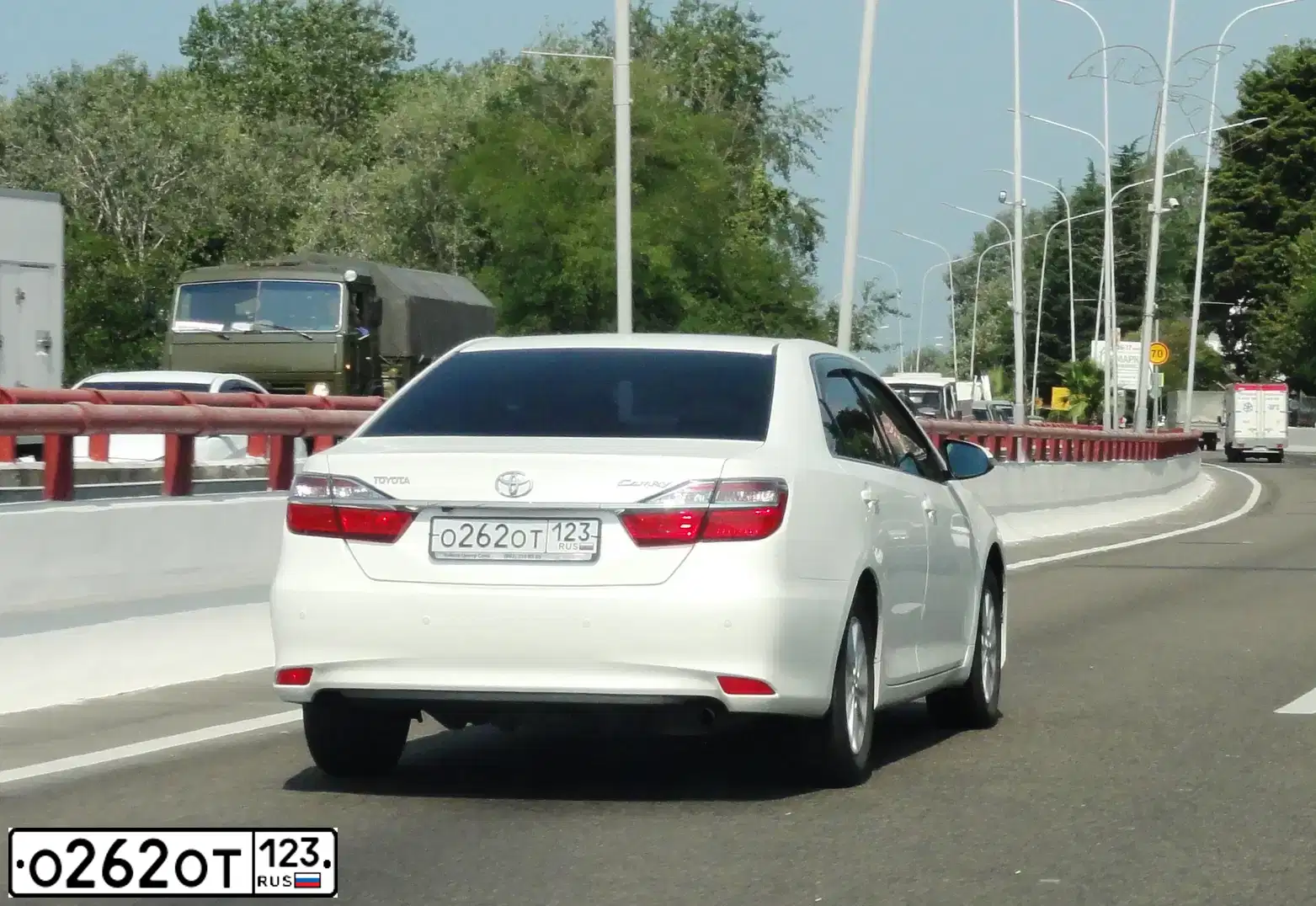Фото автомобиля TOYOTA CAMRY, 2015 — госномер О262ОТ123. Цвет: БЕЛЫЙ