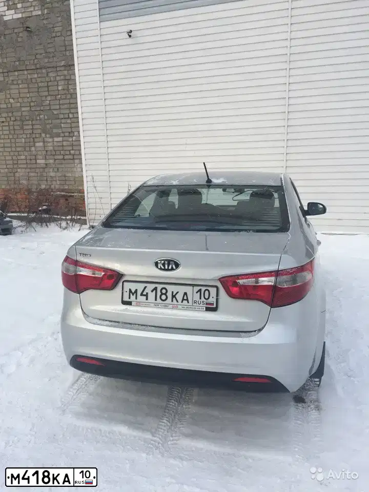 Фото автомобиля KIA RIO, 2013 — госномер М418КА10. Цвет: СЕРЕБРИСТЫЙ