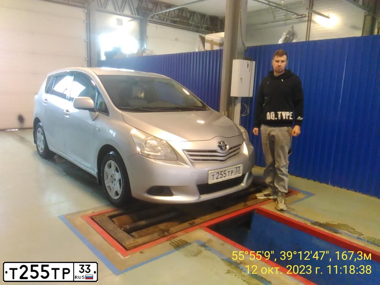 Фото автомобиля TOYOTA VERSO, 2012 — госномер Е222ТЕ33. Цвет: Серебристый