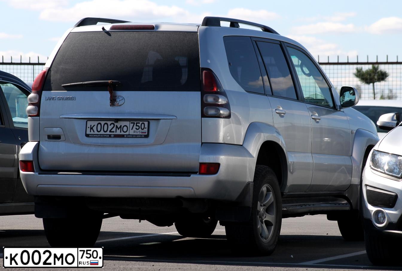 Фото автомобиля TOYOTA LANDCRUISER, 2000 — госномер Н888РС190. Цвет: ПЕРЛАМУТРОВЫЙ СЕРЕБРИСТЫЙ