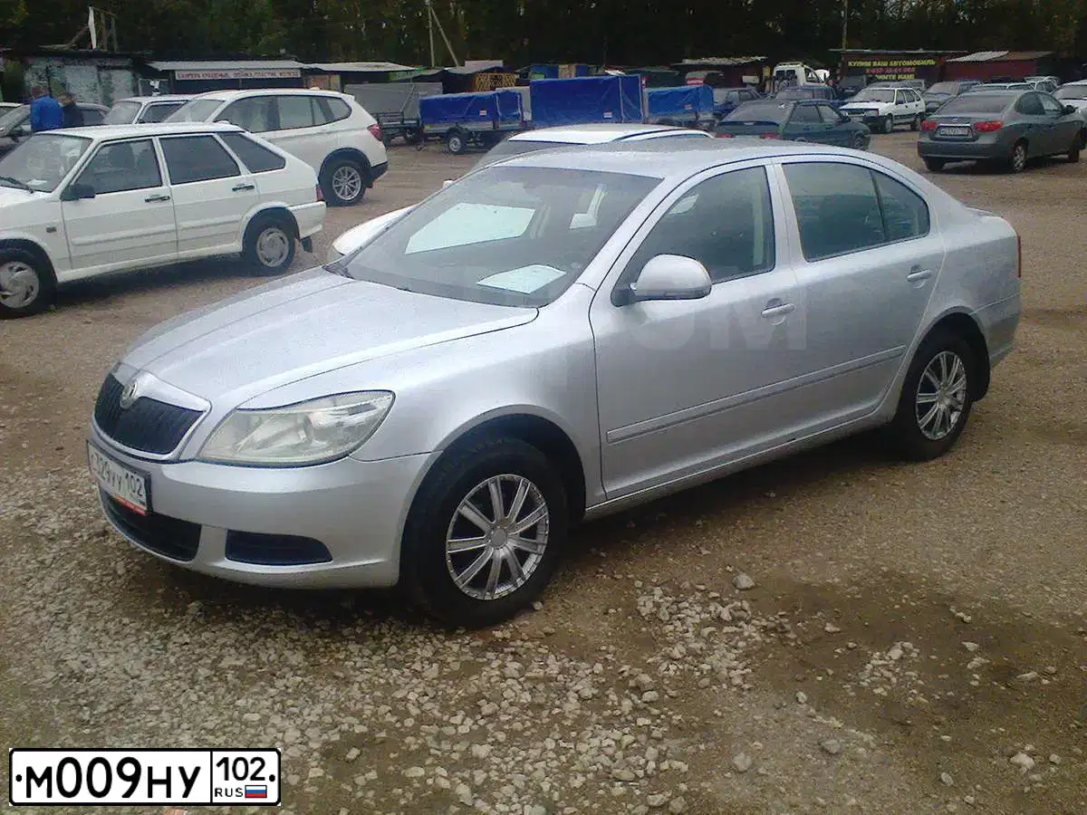 Фото автомобиля RENAULT LOGAN, 2009 — госномер М009НУ102. Цвет: Серый