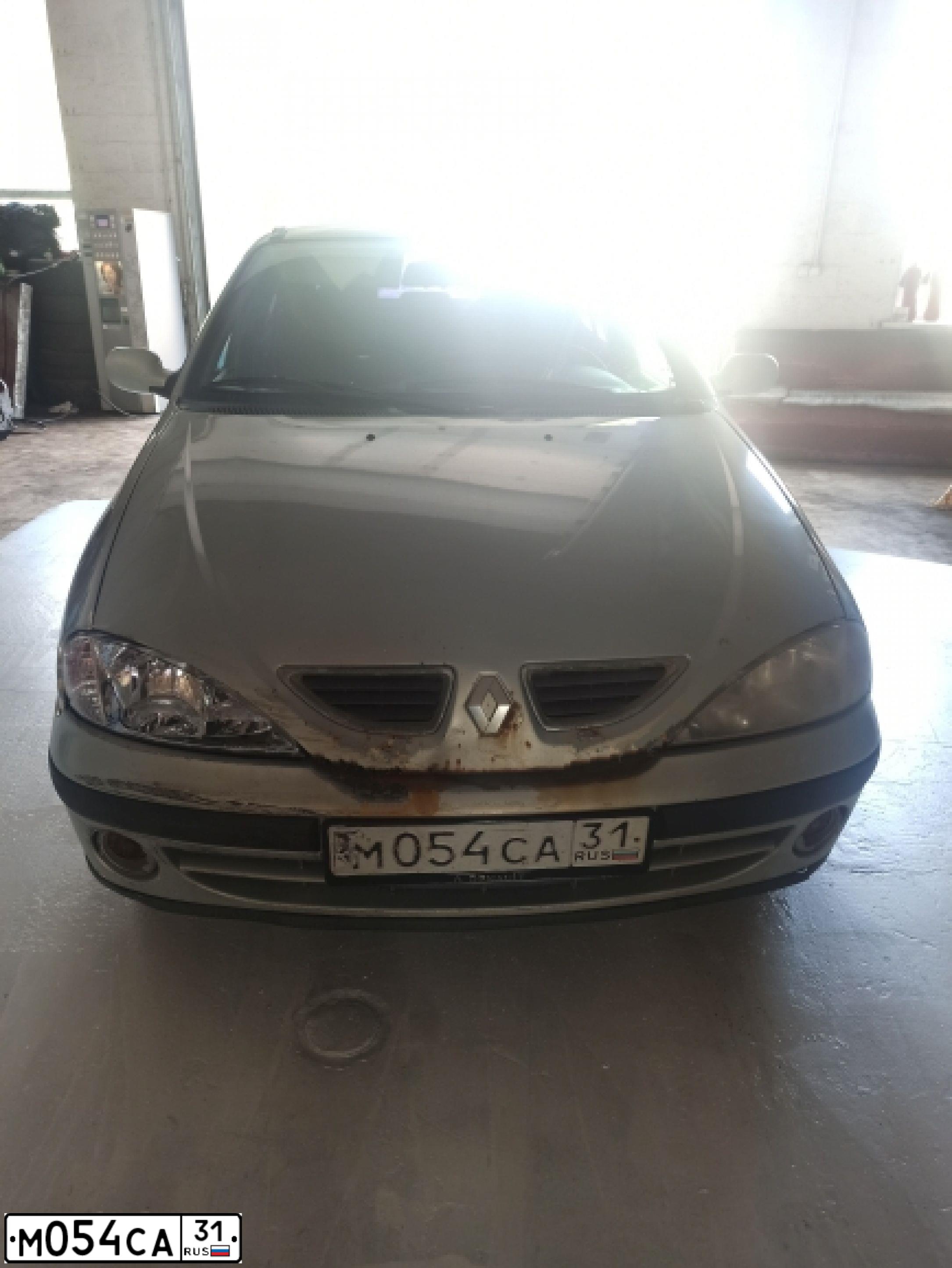 Фото автомобиля RENAULT MEGANE, 2002 — госномер М054СА31. Цвет: СЕРЕБРИСТЫЙ
