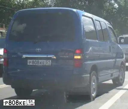 Фото автомобиля TOYOTA HIACE, 2007 — госномер Р808КЕ51. Цвет: СИНИЙ