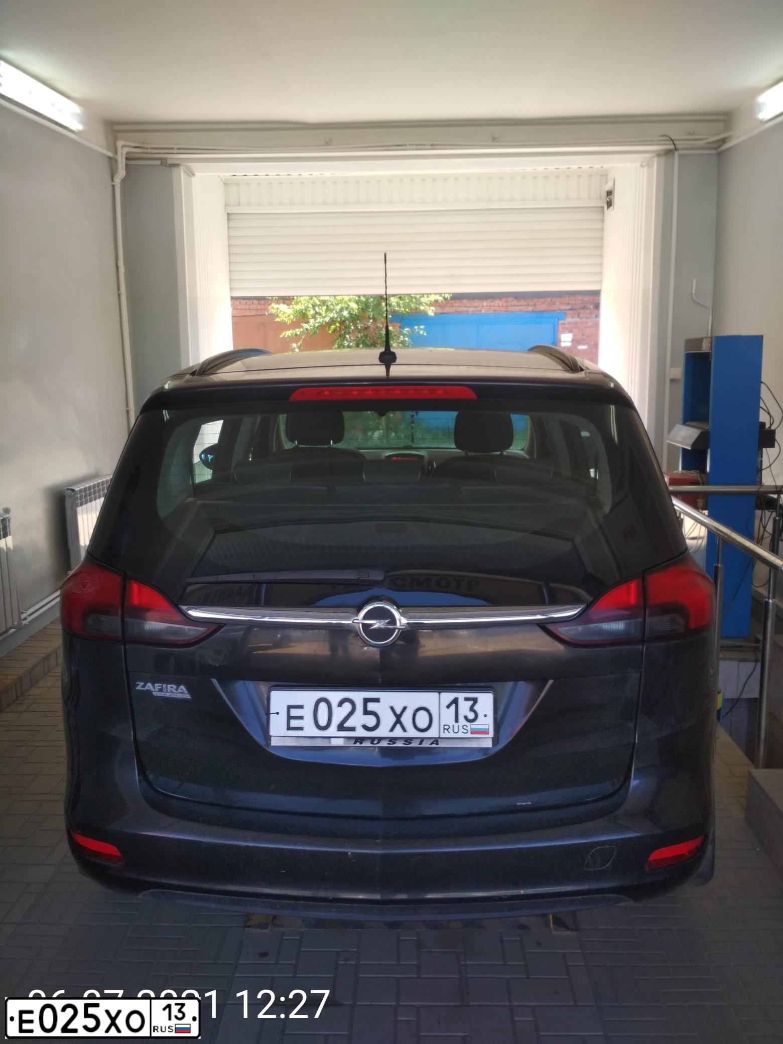 Фото автомобиля OPEL ZAFIRA, 2012 — госномер Е280ТА60. Цвет: ЧЕРНЫЙ