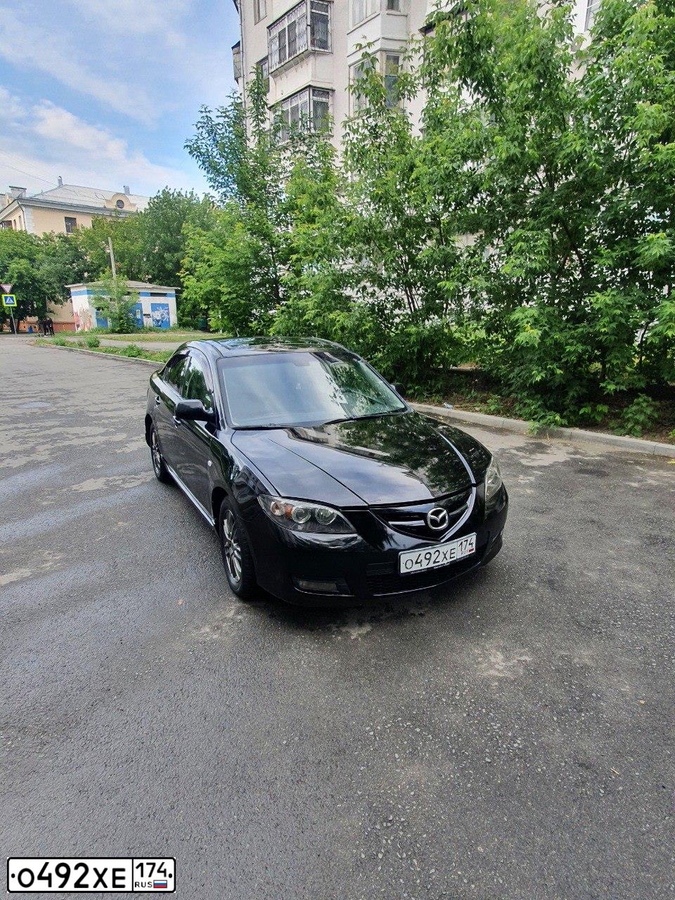 Фото автомобиля MAZDA 3, 2004 — госномер О492ХЕ174. Цвет: ЧЕРНЫЙ