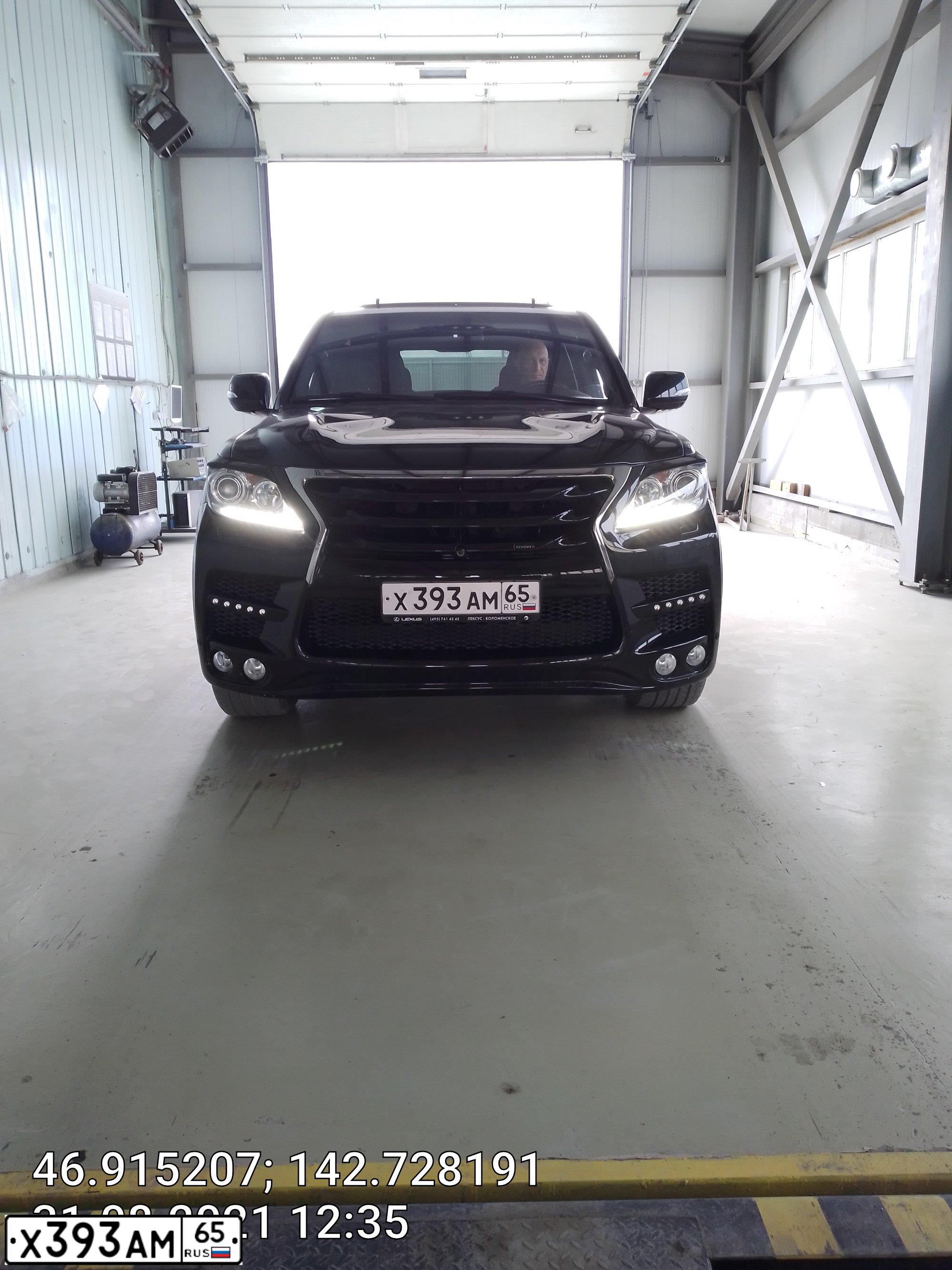 Фото автомобиля LEXUS LX, 2014 — госномер Х393АМ65. Цвет: ЧЕРНЫЙ