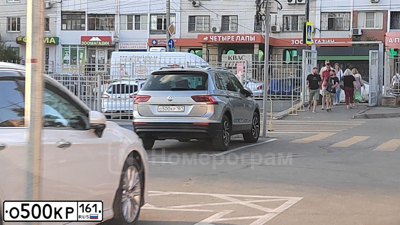 Фото автомобиля VOLKSWAGEN TIGUAN, 2018 — госномер О500КР161. Цвет: Серебристый