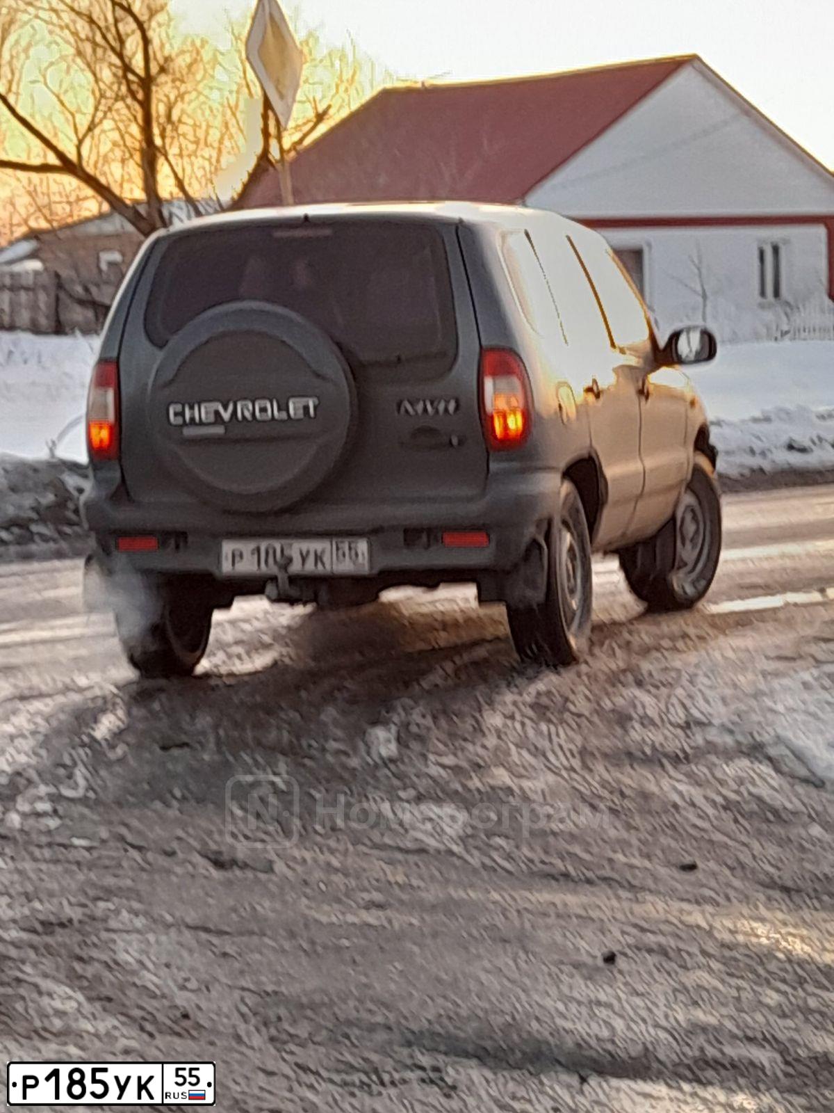 Фото автомобиля CHEVROLET NIVA, 2007 — госномер Р185УК55. Цвет: ТЕМНО-СЕРО-ЗЕЛЕНЫЙ МЕТАЛЛИК