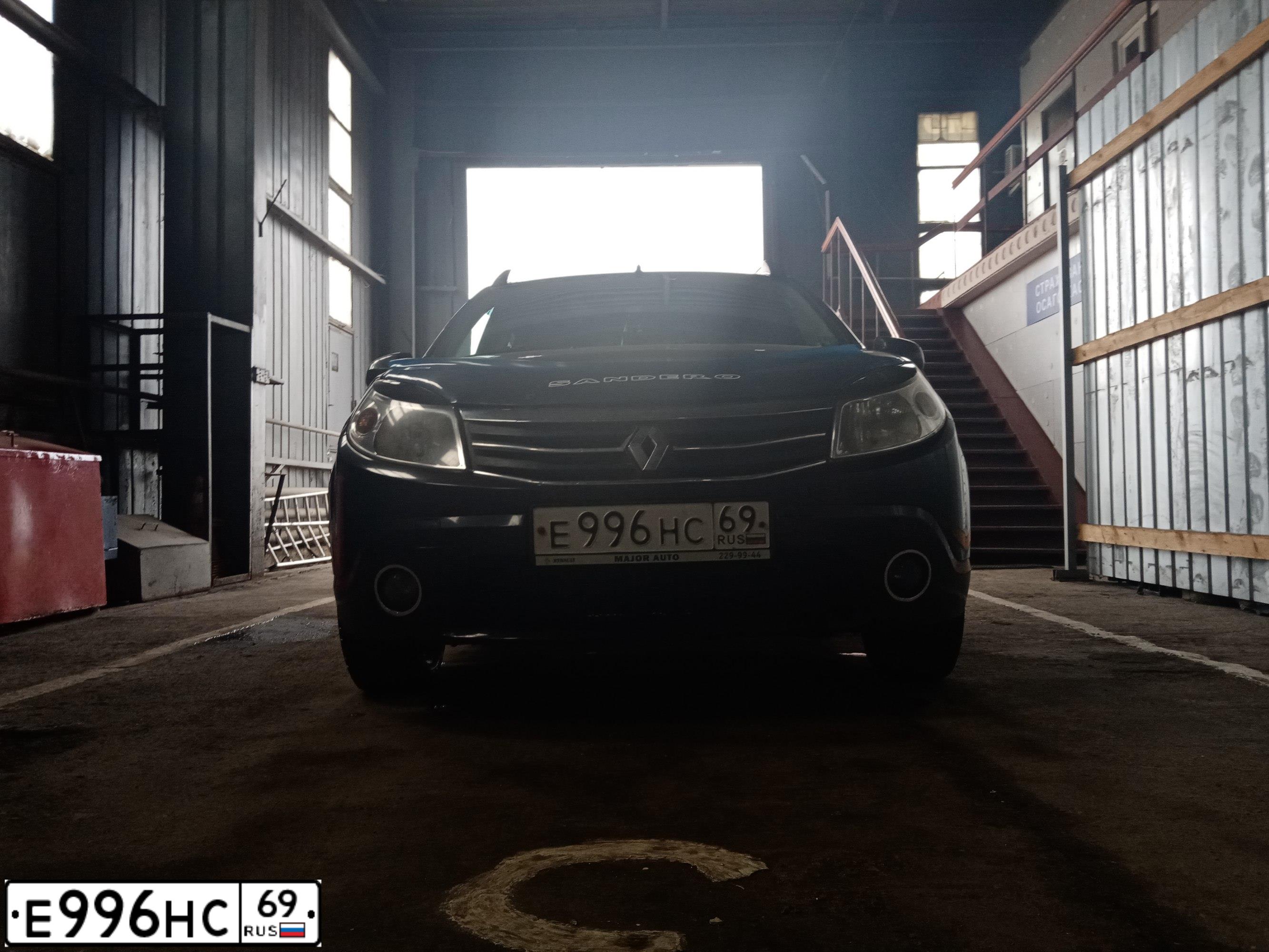 Фото автомобиля RENAULT SANDERO, 2010 — госномер Е996НС69. Цвет: ЧЕРНЫЙ