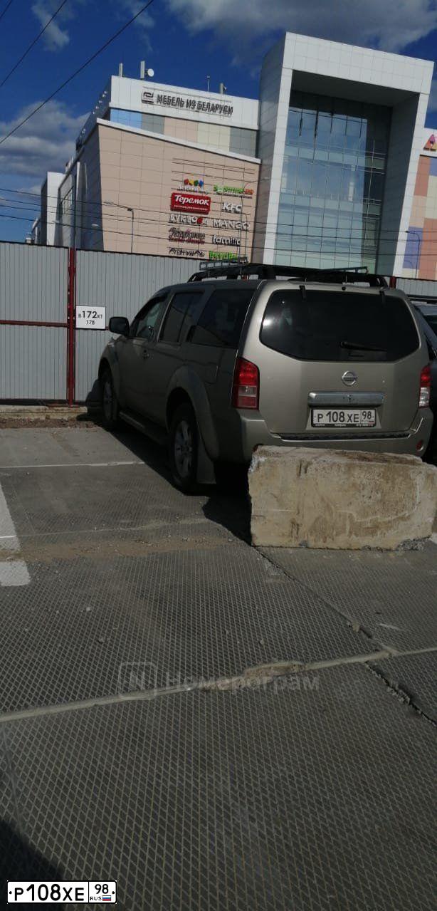 Фото автомобиля NISSAN PATHFINDER, 2007 — госномер Р108ХЕ98. Цвет: Серый