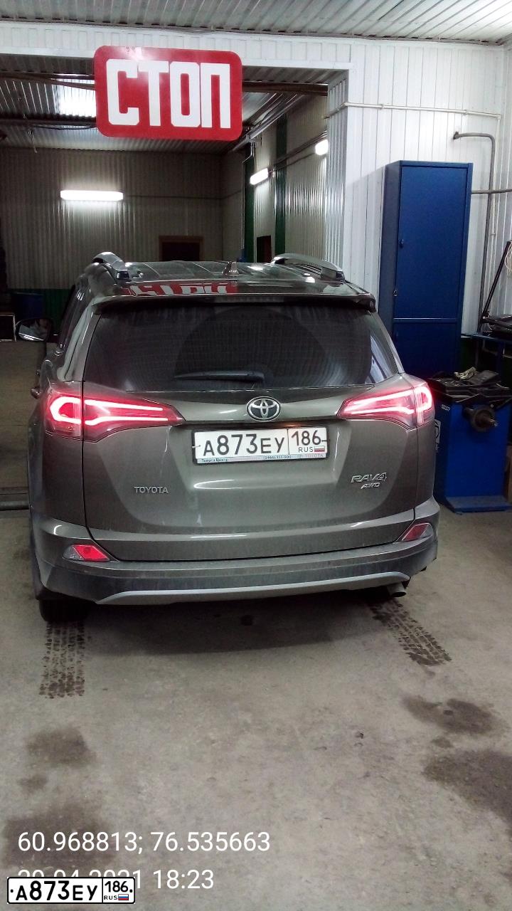 Фото автомобиля TOYOTA RAV4, 2017 — госномер А873ЕУ186. Цвет: Светло-коричневый металлик