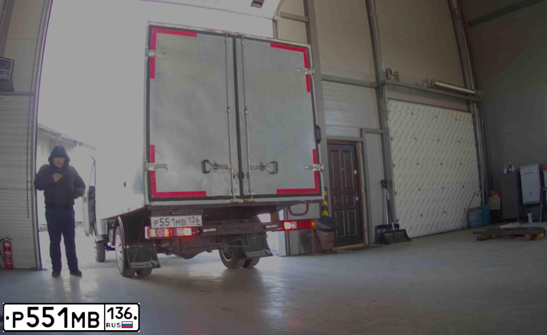 Фото автомобиля GAZ Z 3302 GAZEL, 2005 — госномер Р551МВ136. Цвет: СНЕЖНО-БЕЛЫЙ