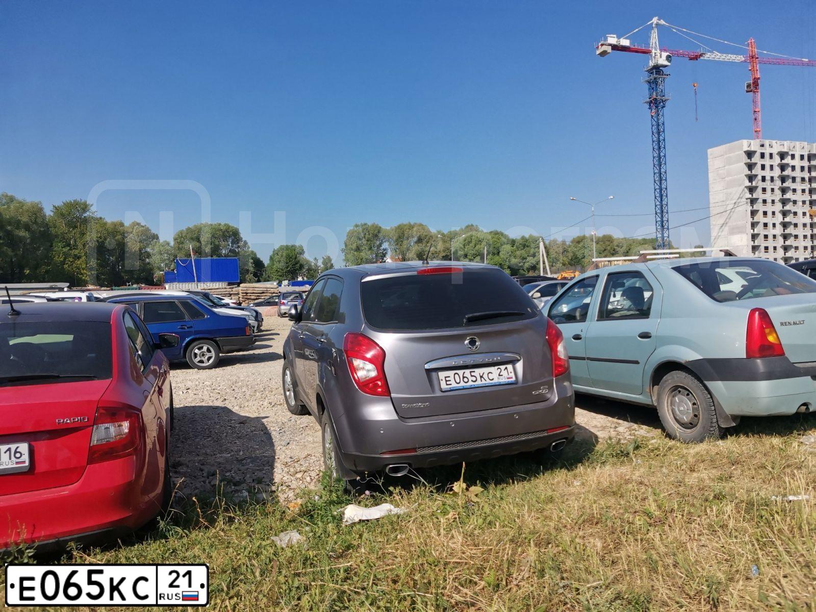 Фото автомобиля SSANGYONG ACTYON, 2013 — госномер Е065КС21. Цвет: Серый