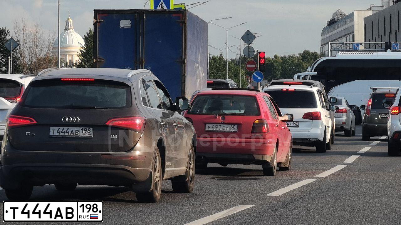 Фото автомобиля MERCEDES E-KLASSE, 2014 — госномер Т444АВ198. Цвет: Красный