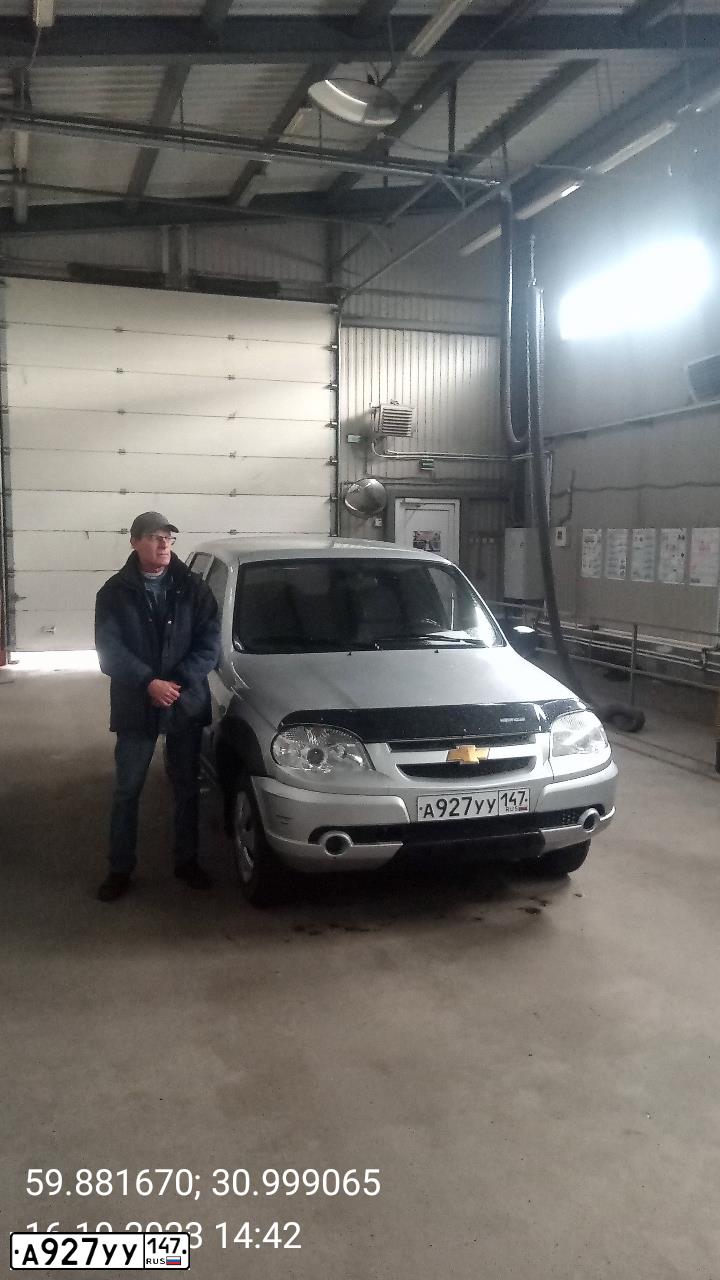 Фото автомобиля CHEVROLET NIVA 212300-55, 2011 — госномер А927УУ147. Цвет: Светло-Серебристый металлик