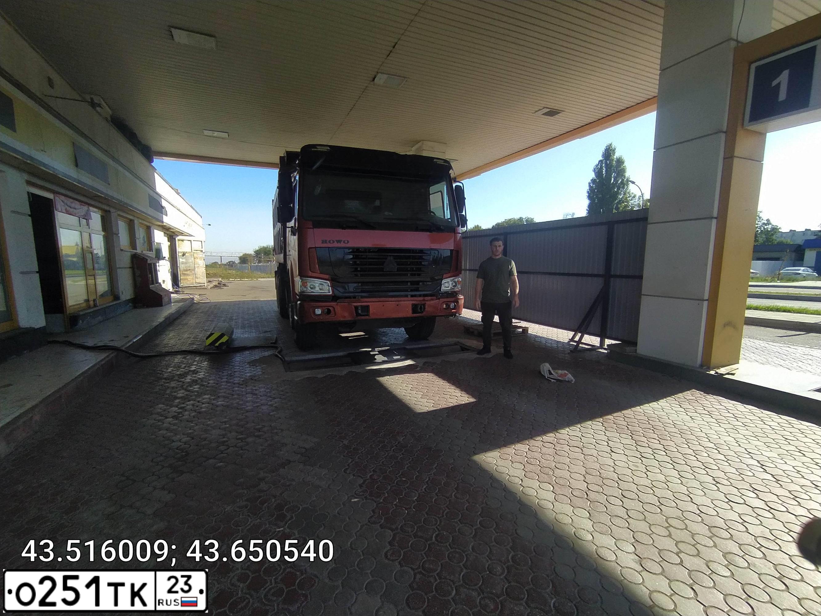 Фото автомобиля ХОВО ZZ3327N3647C, 2008 — госномер Р979КО07. Цвет: КРАСНЫЙ