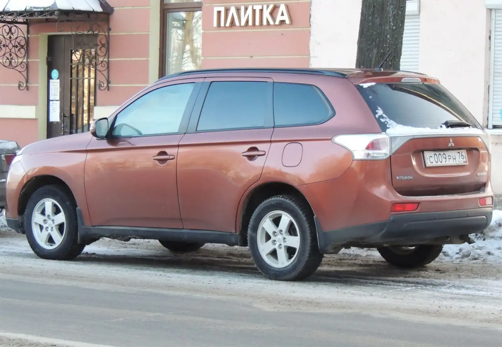 Фото автомобиля MITSUBISHI CARISMA, 1998 — госномер К479НР147. Цвет: ЧЕРНЫЙ