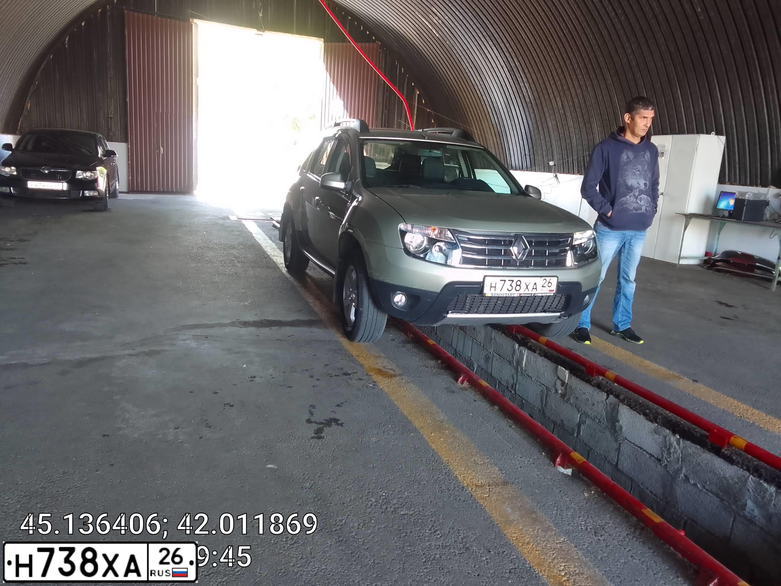 Фото автомобиля RENAULT DUSTER, 2012 — госномер Н964УМ126. Цвет: БЕЖЕВЫЙ