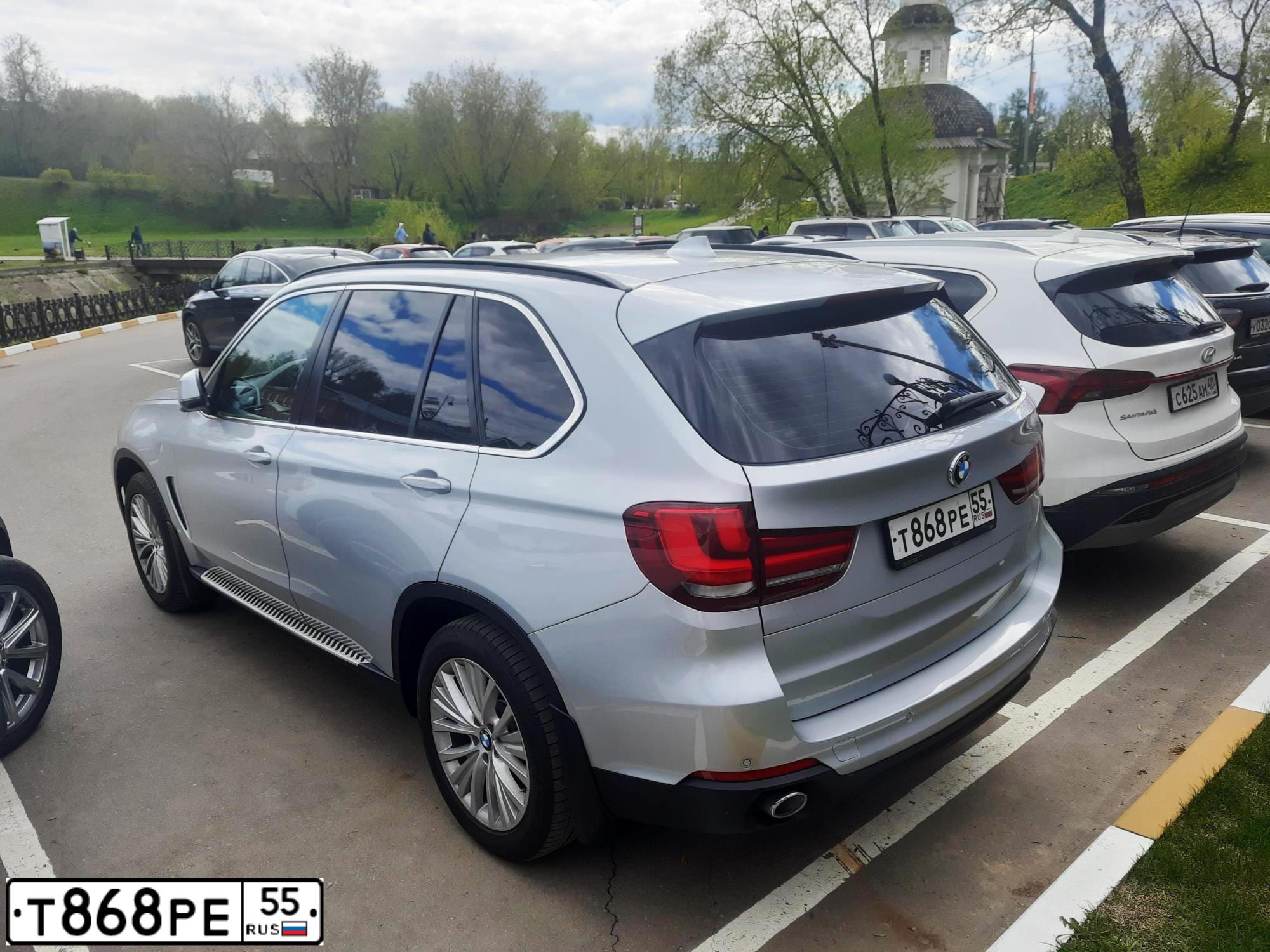 Фото автомобиля BMW X5, 2015 — госномер Т868РЕ55. Цвет: СЕРЕБРИСТЫЙ