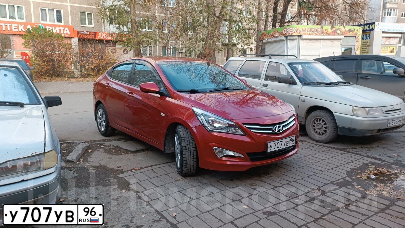 Фото автомобиля KIA RIO, 2013 — госномер Е018ХН174. Цвет: Белый