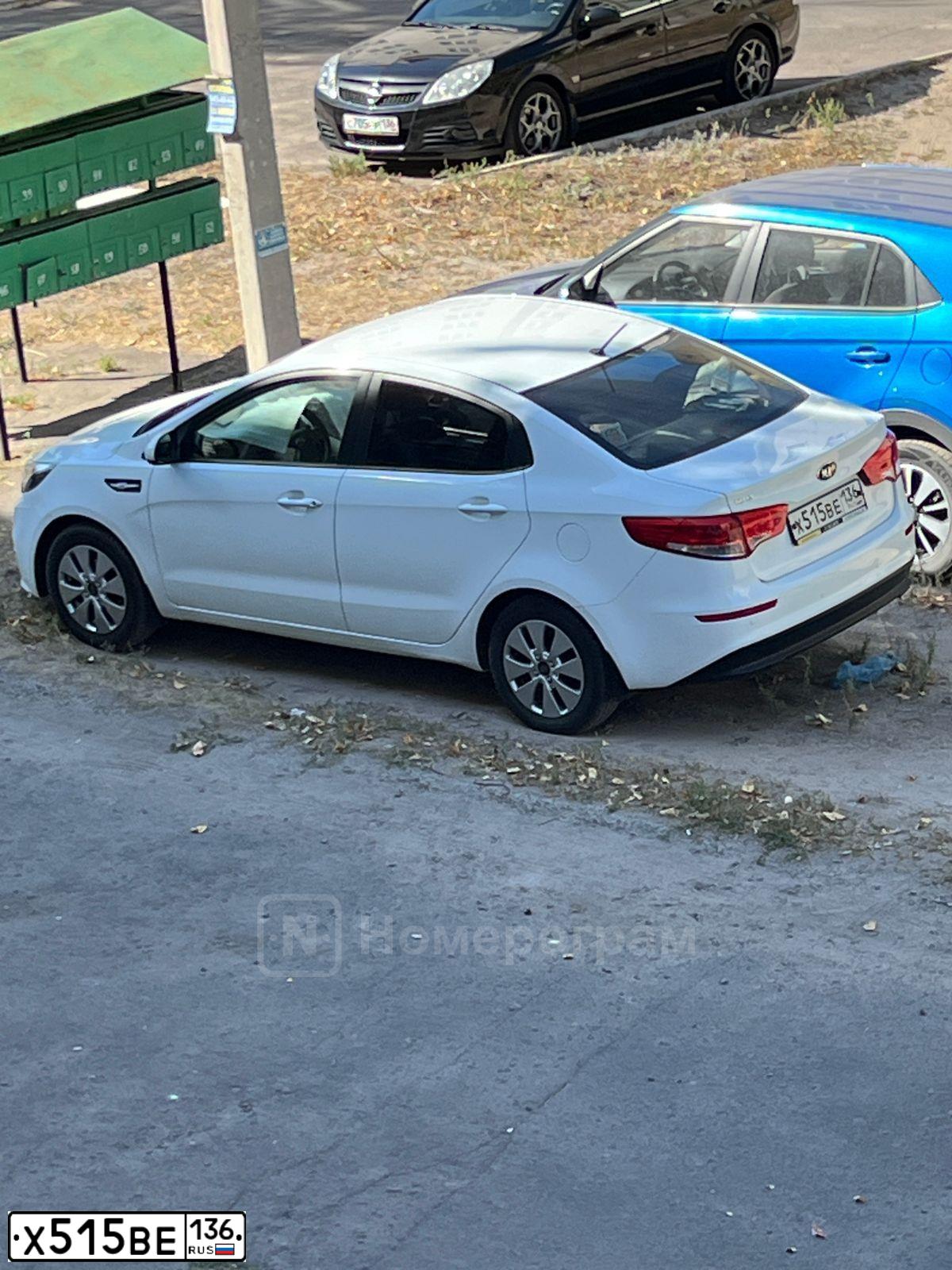 Фото автомобиля KIA RIO, 2016 — госномер Х515ВЕ136. Цвет: БЕЛЫЙ