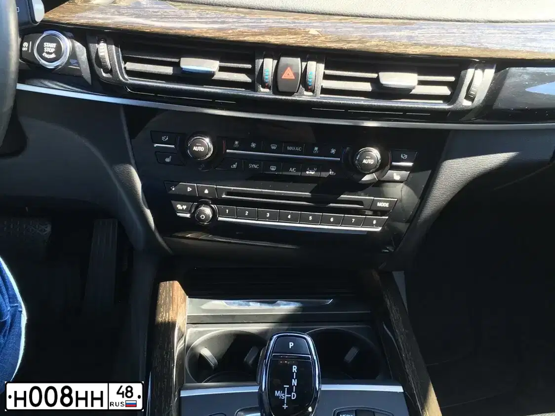 Фото автомобиля BMW X5, 2020 — госномер Н008НН48. Цвет: Серый