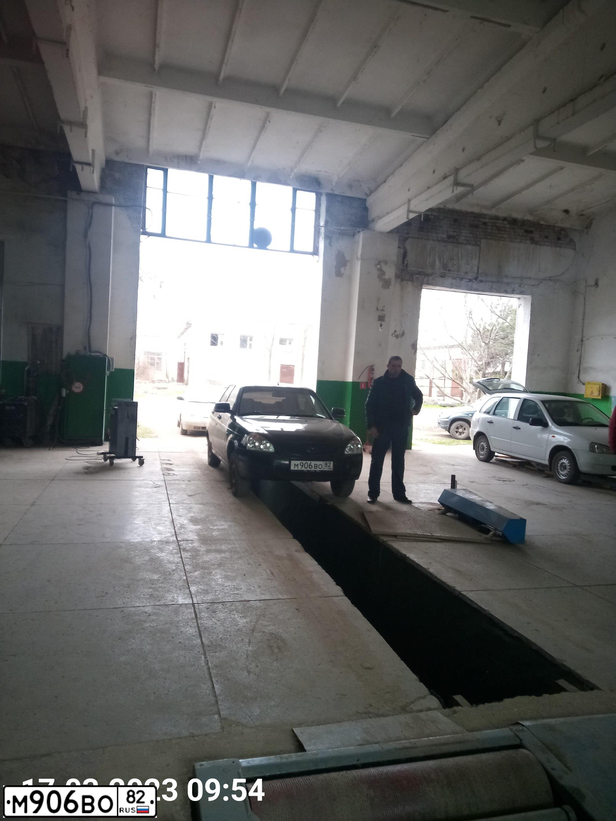Фото автомобиля LADA 2170 PRIORA, 2013 — госномер М889СА82. Цвет: Сине-Черный