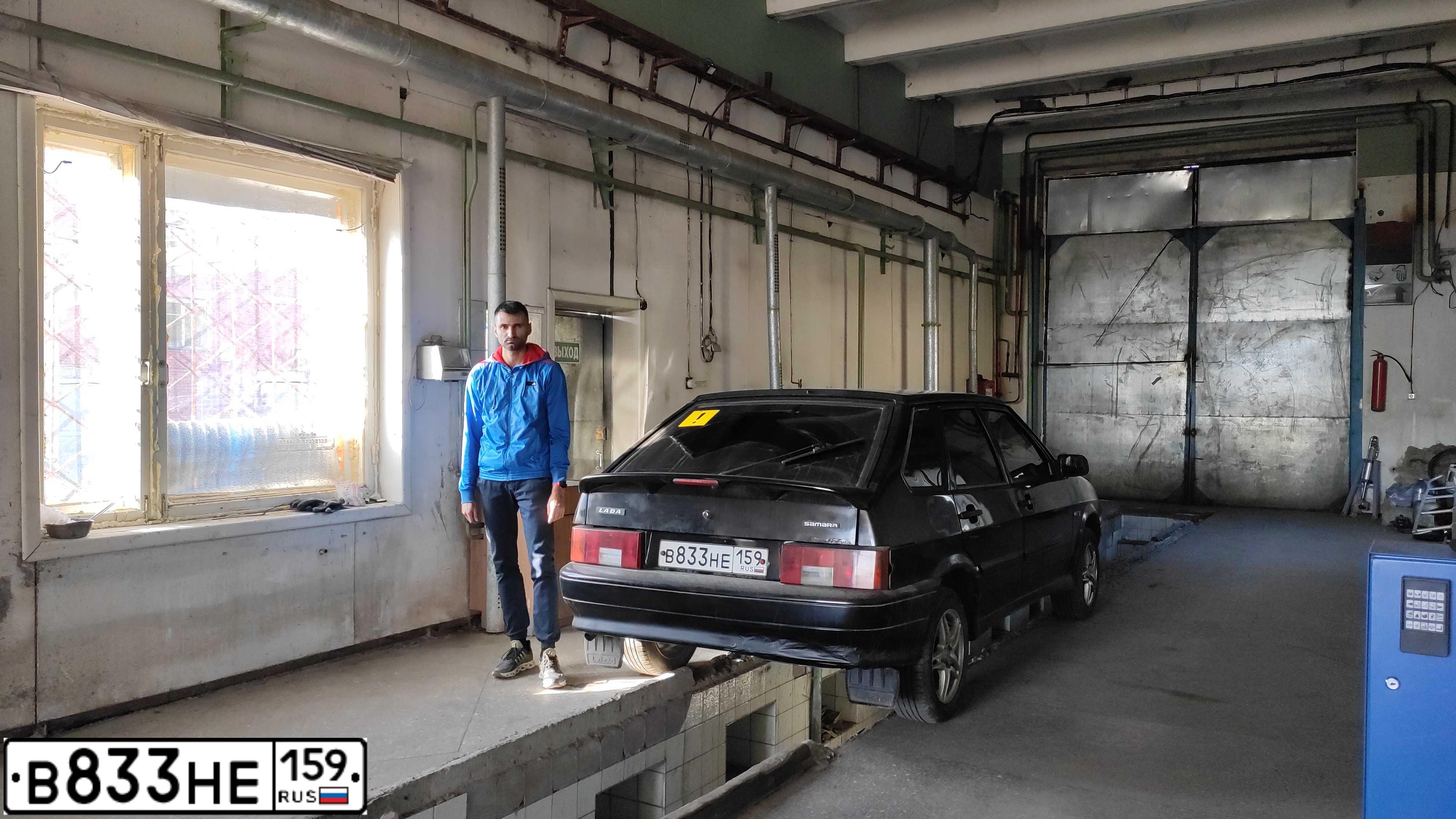 Фото автомобиля LADA 2114 SAMARA, 2012 — госномер В833НЕ159. Цвет: СИНЕ-ЧЕРНЫЙ