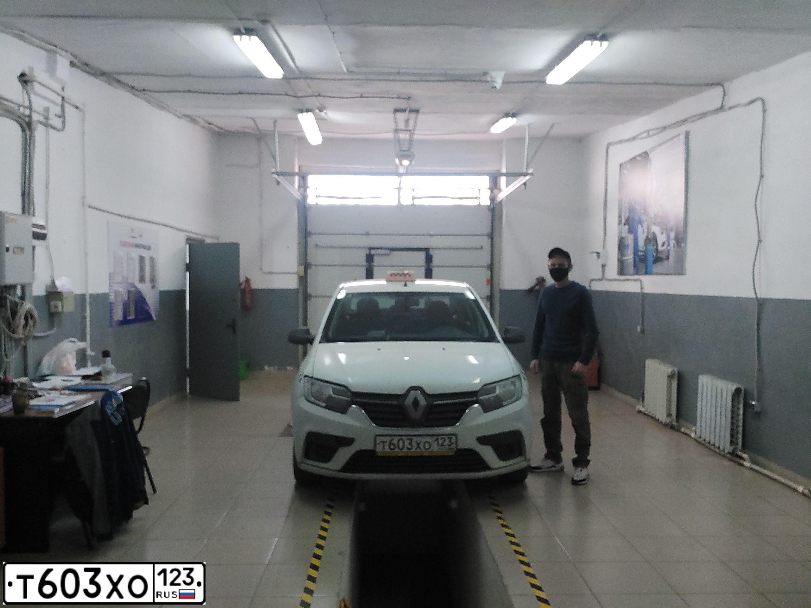 Фото автомобиля RENAULT LOGAN, 2019 — госномер Е032НТ761. Цвет: Белый