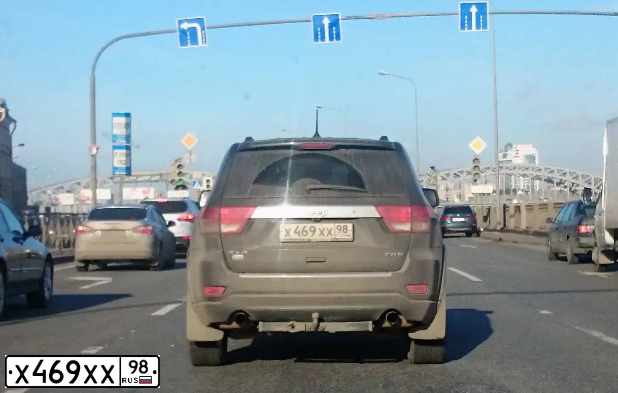 Фото автомобиля JEEP GRAND CHEROKEE, 2011 — госномер В145КТ198. Цвет: СЕРЫЙ