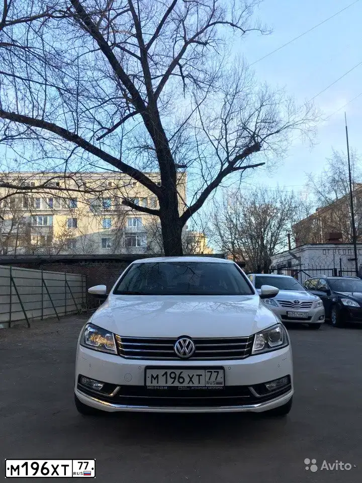 Фото автомобиля VOLKSWAGEN PASSAT, 2013 — госномер М196ХТ77. Цвет: Белый