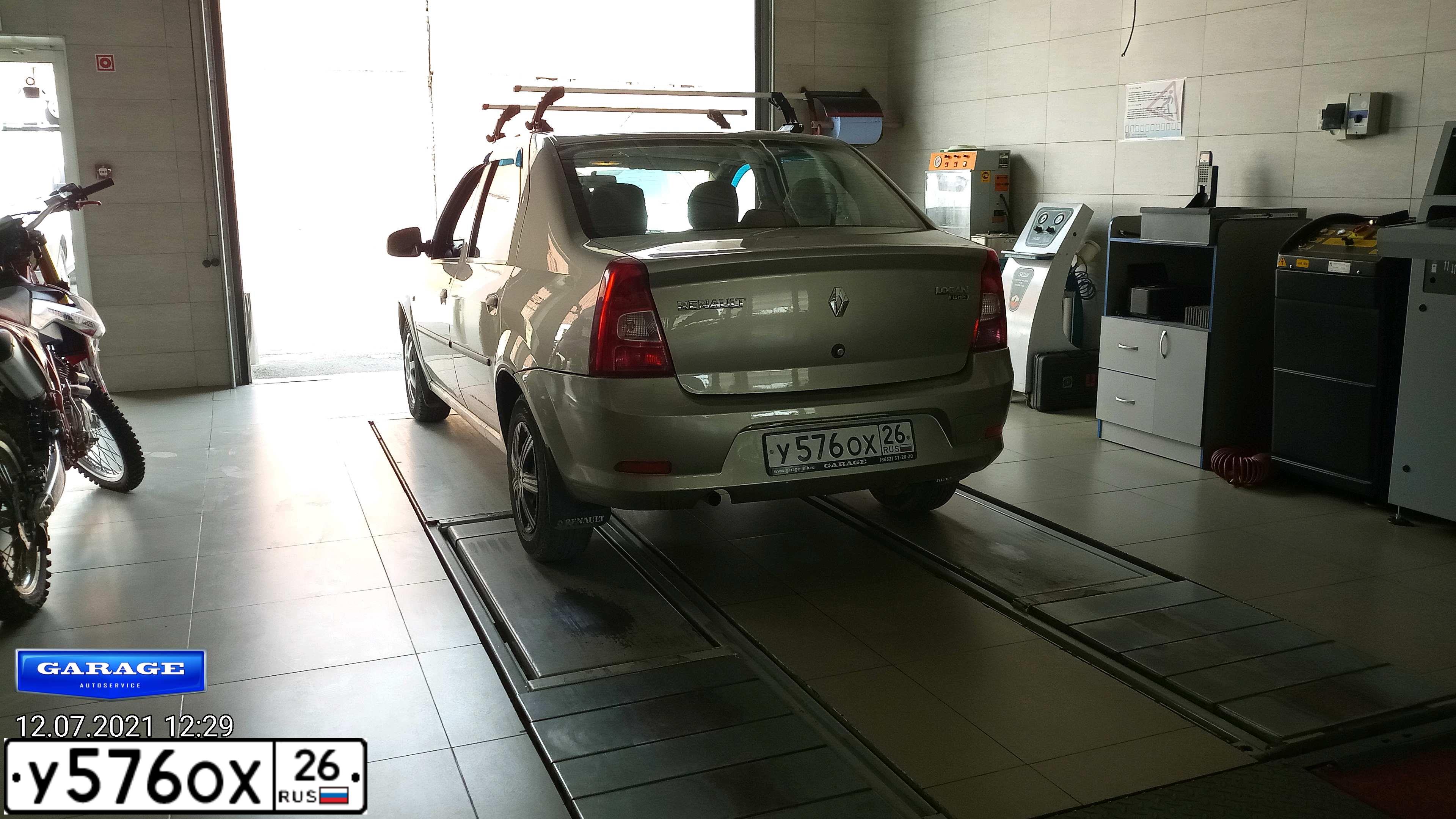 Фото автомобиля RENAULT LOGAN, 2011 — госномер У576ОХ26. Цвет: БЕЖЕВЫЙ