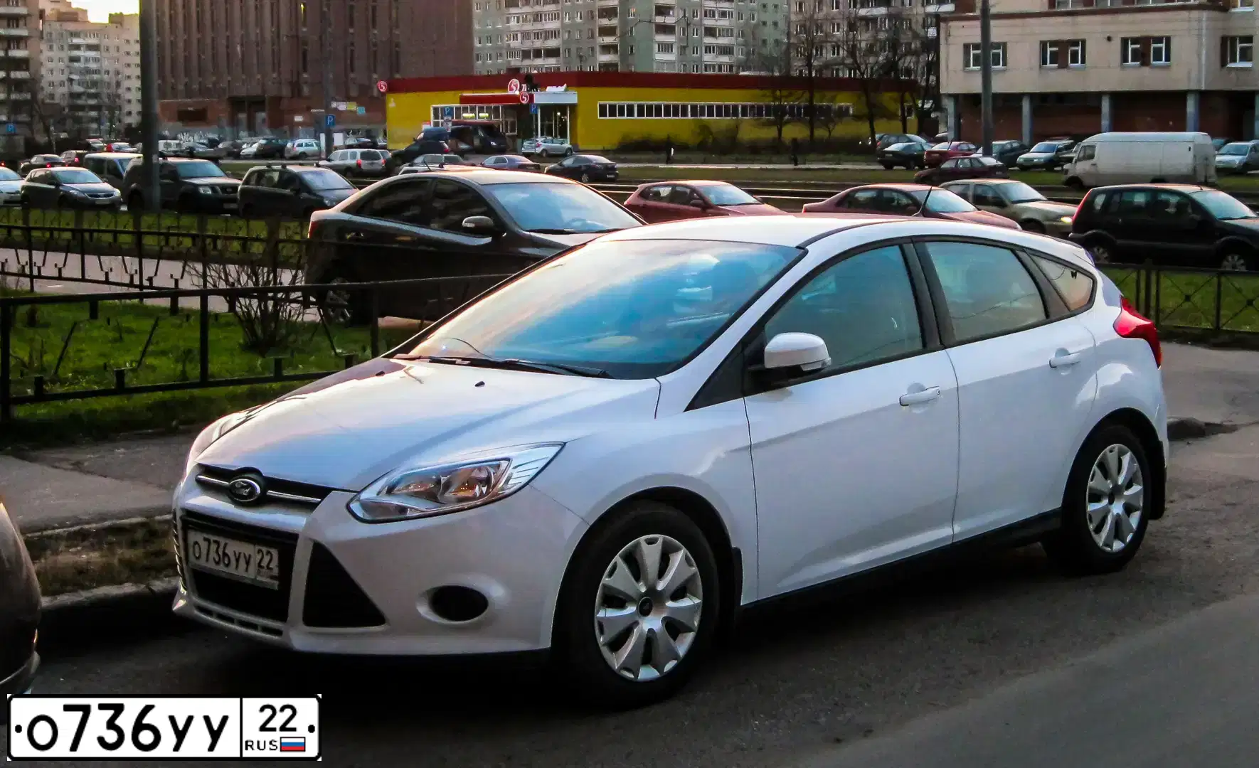 Фото автомобиля FORD FOCUS, 2012 — госномер О736УУ22. Цвет: БЕЛЫЙ