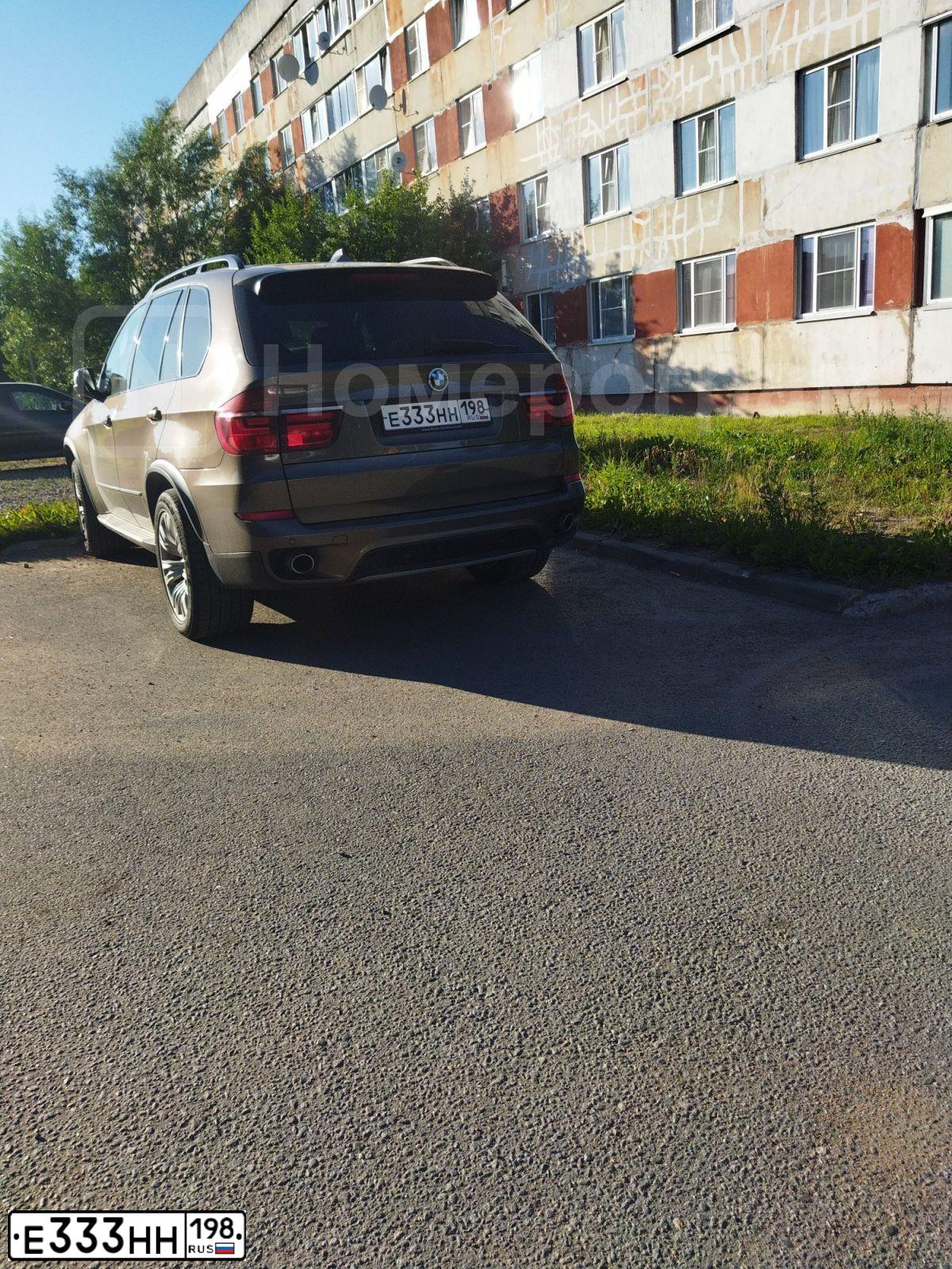 Фото автомобиля BMW X5, 2011 — госномер Е333НН198. Цвет: КОРИЧНЕВЫЙ