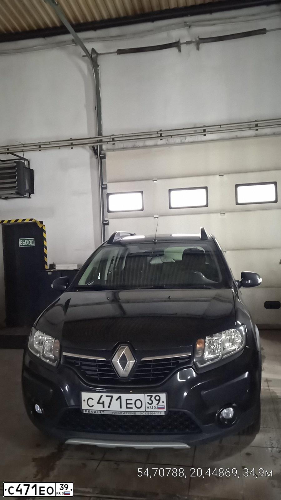 Фото автомобиля RENAULT SANDERO, 2016 — госномер С471ЕО39. Цвет: ЧЕРНЫЙ