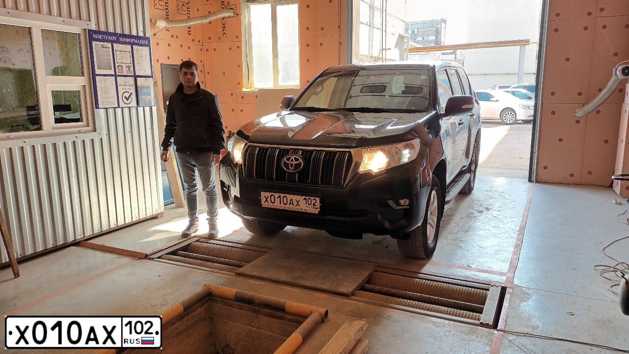 Фото автомобиля TOYOTA LANDCRUISER, 2018 — госномер К028СК702. Цвет: ЧЕРНЫЙ