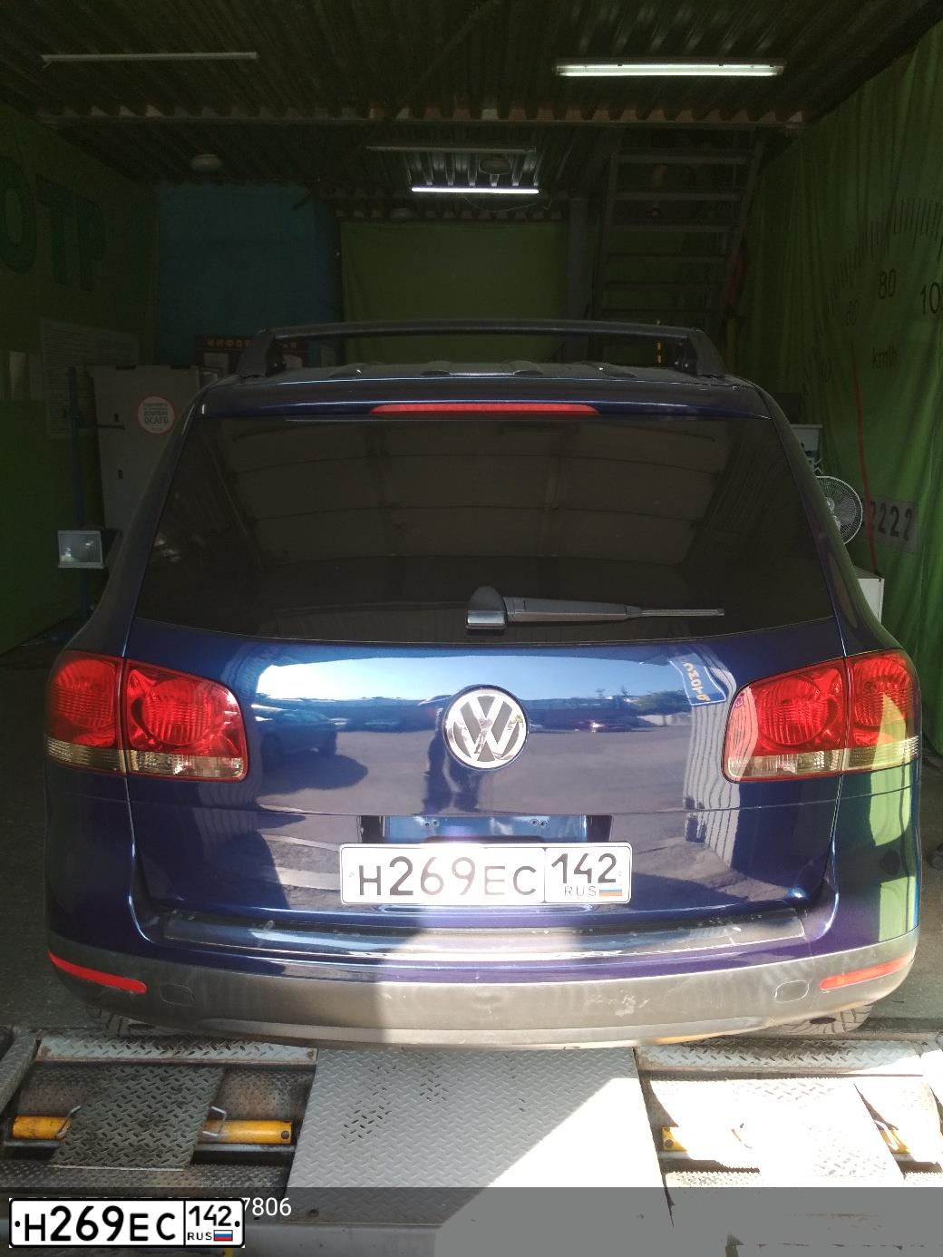 Фото автомобиля VOLKSWAGEN TOUAREG, 2004 — госномер Н269ЕС142. Цвет: СИНИЙ