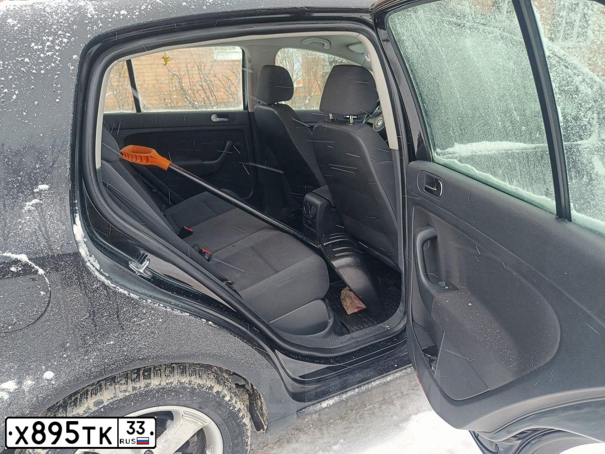 Фото автомобиля VOLKSWAGEN GOLF PLUS, 2009 — госномер М836ТМ33. Цвет: ЧЕРНЫЙ
