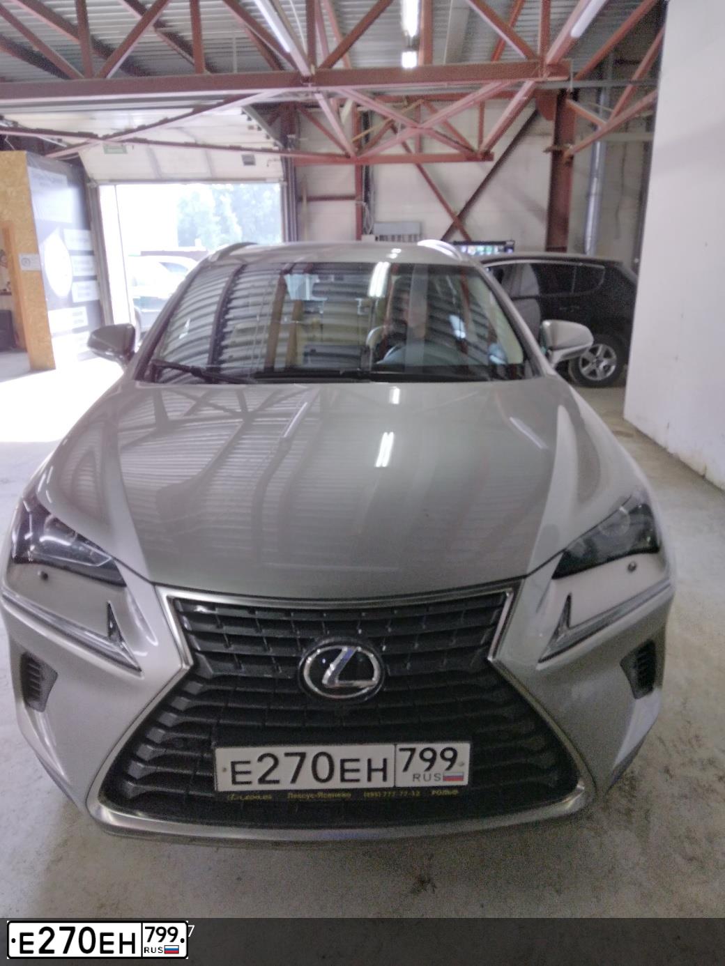 Фото автомобиля LEXUS NX, 2017 — госномер Е270ЕН799. Цвет: СВЕТЛО-СЕРЫЙ