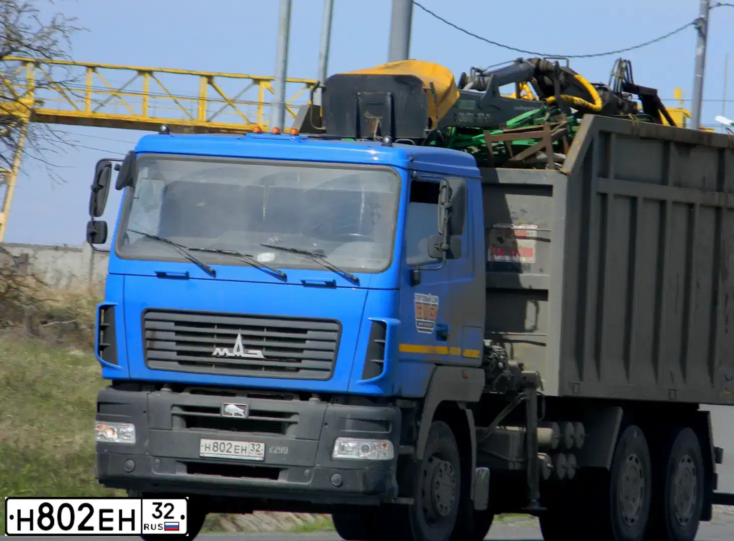 Фото автомобиля MAZ MAN MAZ-MAN 6312 /6X4/, 2016 — госномер Н802ЕН32. Цвет: СИНИЙ