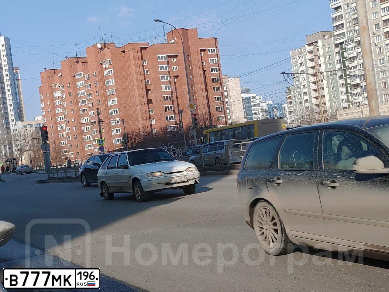 Фото автомобиля LADA 2109 SAMARA, 2005 — госномер М228ТЕ196. Цвет: ЧЕРНЫЙ