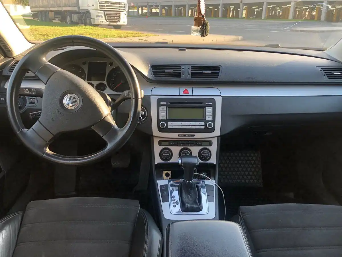 Фото автомобиля VOLKSWAGEN PASSAT, 2007 — госномер В222РР150. Цвет: ЧЕРНЫЙ