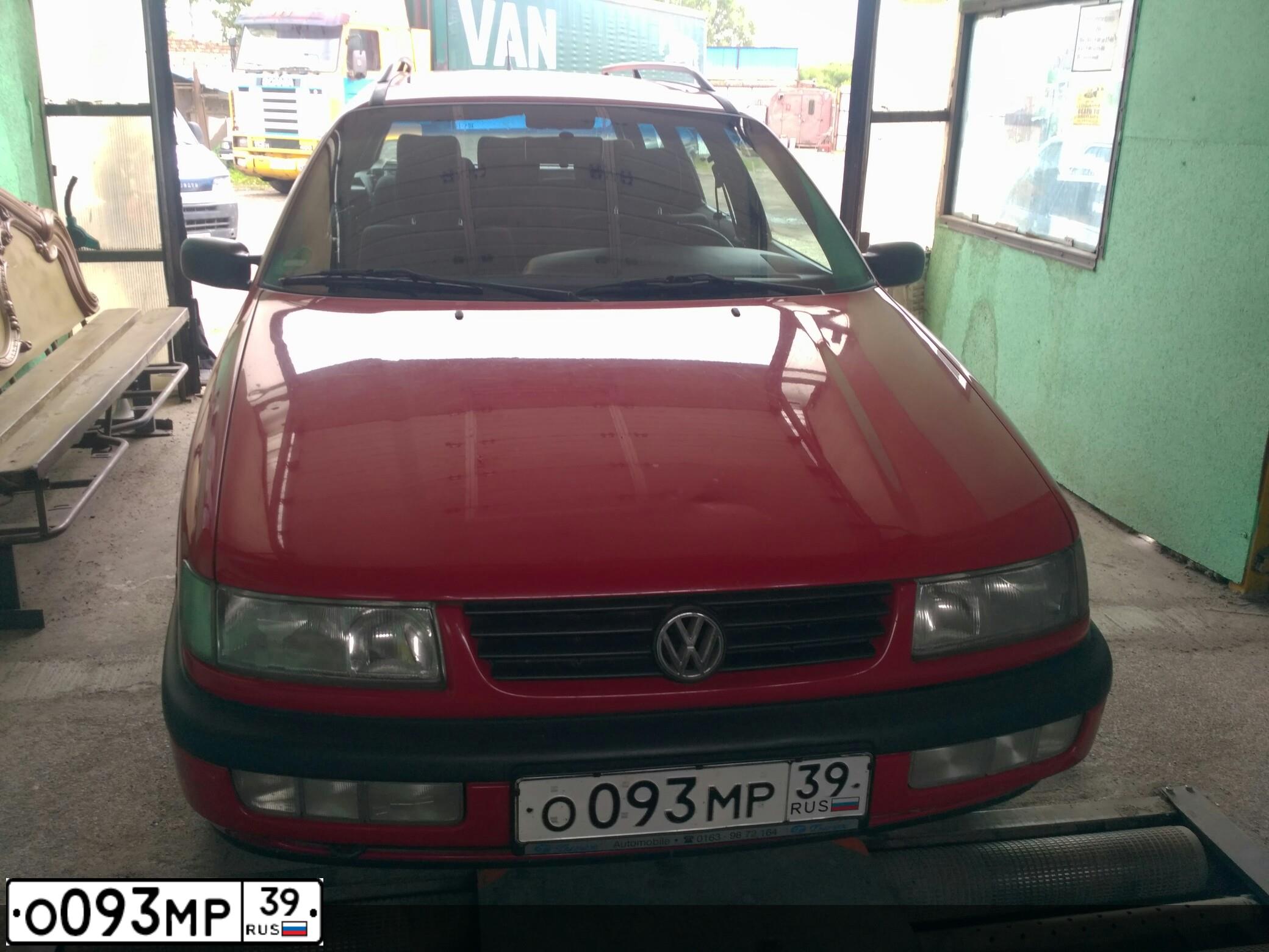 Фото автомобиля VOLKSWAGEN PASSAT, 1992 — госномер О093МР39. Цвет: Красный
