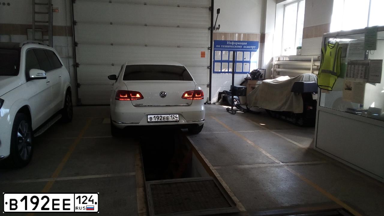 Фото автомобиля VOLKSWAGEN PASSAT, 2011 — госномер В192ЕЕ124. Цвет: Белый