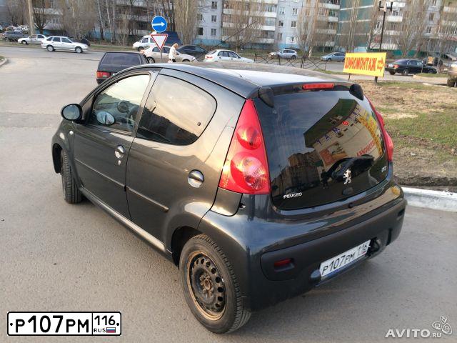 Фото автомобиля PEUGEOT 107, 2007 — госномер Р107РМ116. Цвет: СЕРЫЙ